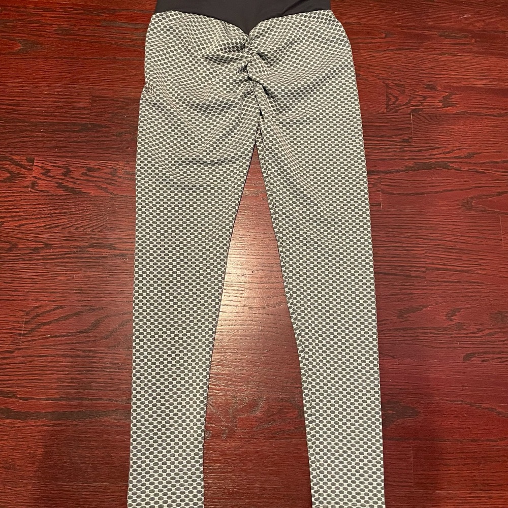 Zig zag white gray leggings full leg New!!! small